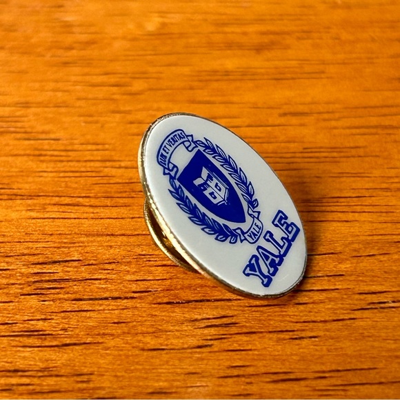 🔸FINAL PRICE🔸 YALE Lux et Veritas Vintage Enamel Pin Hebrew Bible Crest RARE - Picture 3 of 7